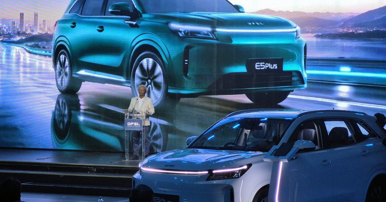 DFSK E5 Plus PHEV dipamerkan di acara peluncuran, menonjolkan teknologi dan kenyamanan interior