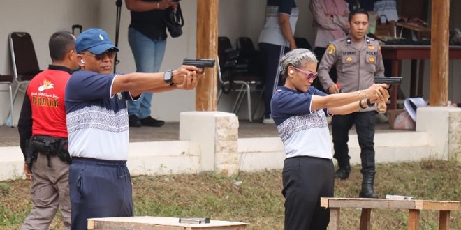 Latihan menembak Polres Pematangsiantar di lapangan Aspol Siopatsuhu