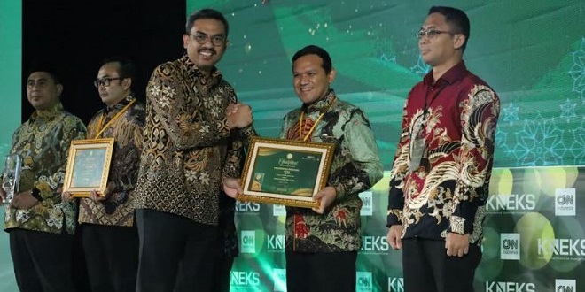 Wakil Gubernur Aceh menerima trofi Anugerah Adinata Syariah 2026 di Jakarta