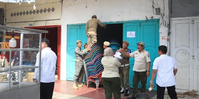 Petugas menyegel ruko aset Pemkot Binjai di Jalan Jamin Ginting saat penertiban