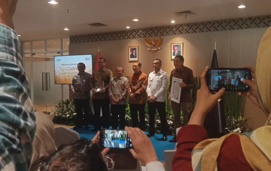 Gedung Perpustakaan Ranggawarsita dengan rak buku dan pengunjung