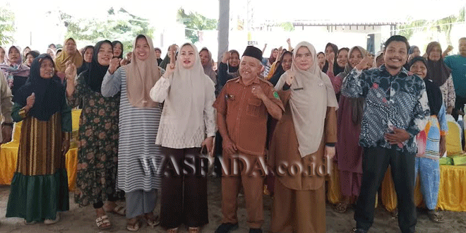 Ketua DPRD Sumut Erni Ariyanti serahkan bantuan speaker bluetooth kepada perwakilan perwiritan di Desa Tanjung Pasir