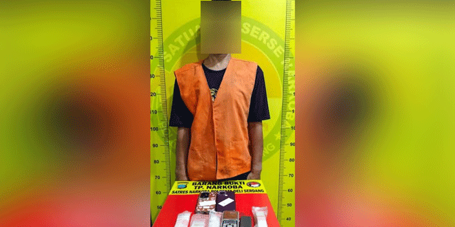Petugas Satres Narkoba Polresta Deliserdang mengamankan tersangka dan barang bukti narkoba