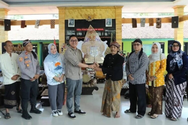 Arak-arakan gunungan hasil bumi saat Grebeg Suro di Yosowilangun Kidul