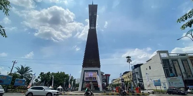 Suasana pintu masuk PRSU dengan antrean dan tiket masuk