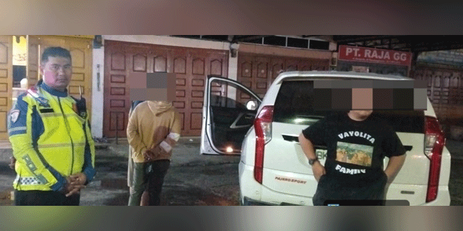 Petugas Sat Lantas memeriksa lokasi kecelakaan di Jalan Gereja Pematangsiantar