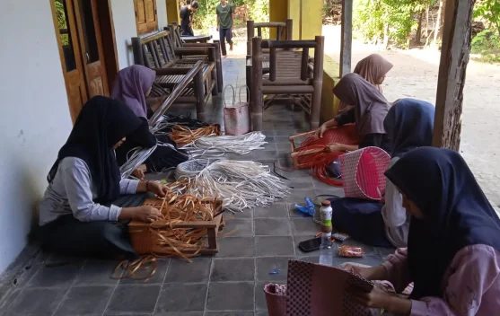 Santri membuat anyaman di Pondok Pesantren Qotrul Falah, Ponorogo