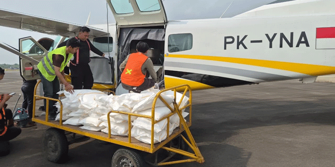 Pesawat operasi modifikasi cuaca terbang di atas wilayah Sumatera Selatan saat penyemaian awan