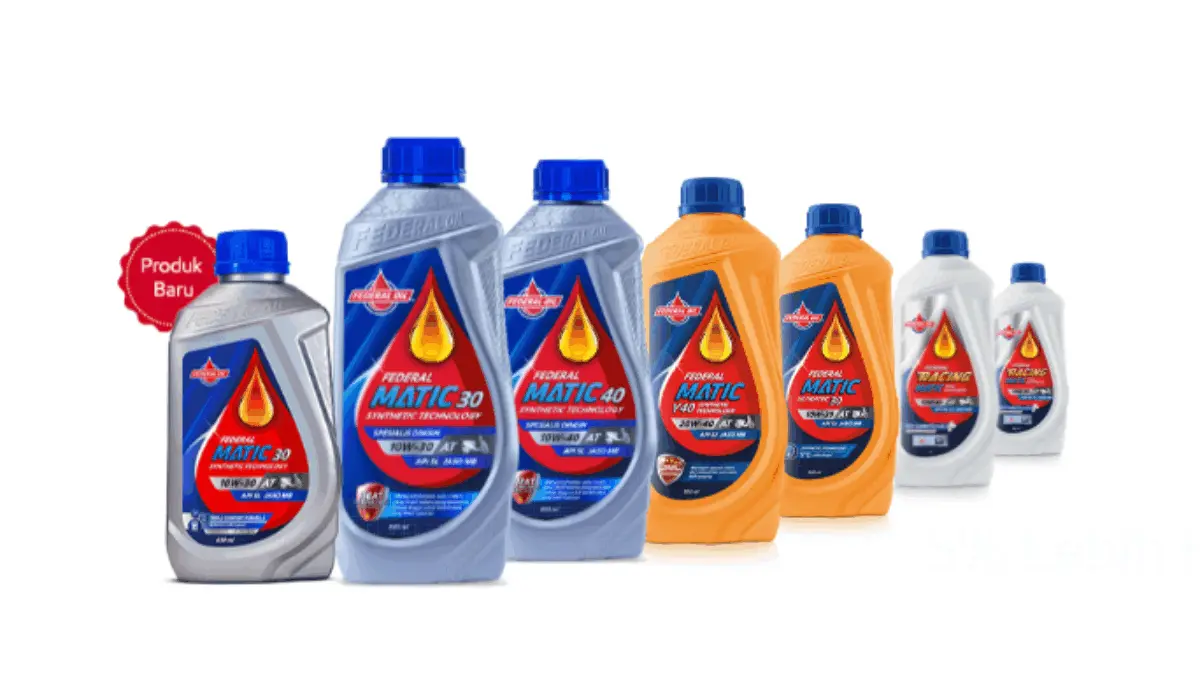 Botol oli motor di bengkel untuk pengemudi ojek online