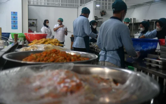 Ilustrasi dapur MBG dan kegiatan pemberian makanan bergizi kepada anak-anak