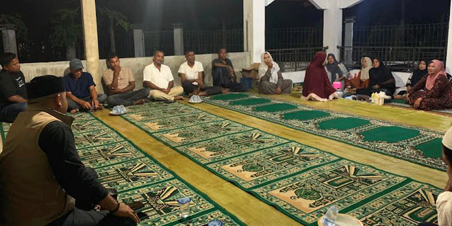 Keuchik Darwin Kamaruddin bersama warga Dusun Luar di Balai Dusun Luar saat silaturahmi