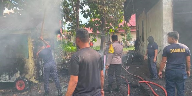 Pemadaman kebakaran Anjungan Aceh Singkil di Sabang oleh Damkar dan polisi