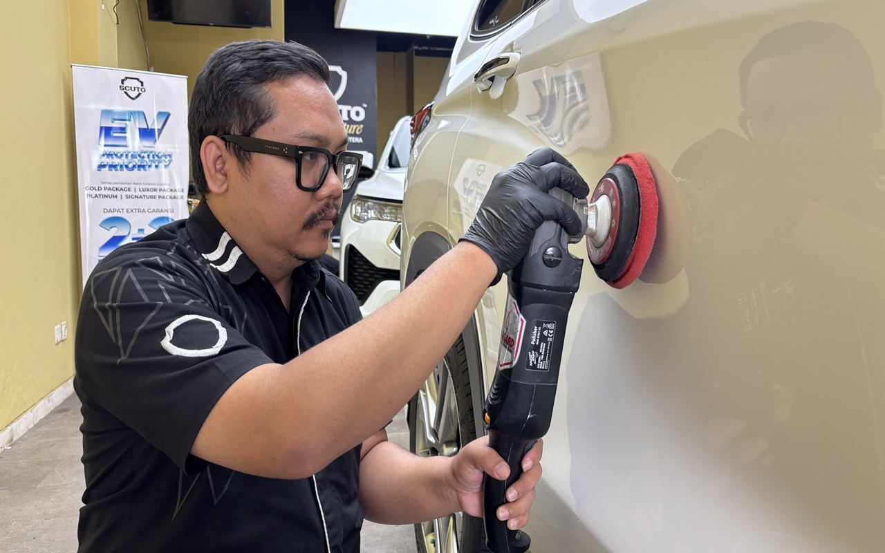 Ilustrasi nano ceramic coating pada mobil di kawasan Alam Sutera