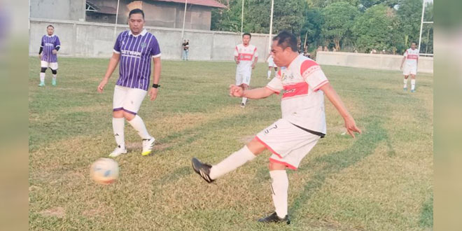Bupati Darma Wijaya mencetak gol untuk Disdik Sergai FC pada turnamen Mini Soccer U-30