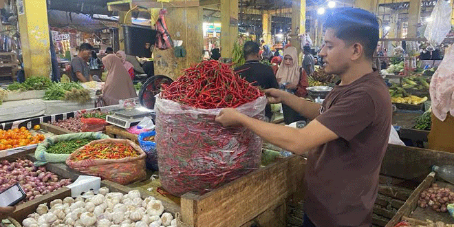 Pedagang dan toko beras di Pasar Pagi Keutapang, Kecamatan Darul Imarah