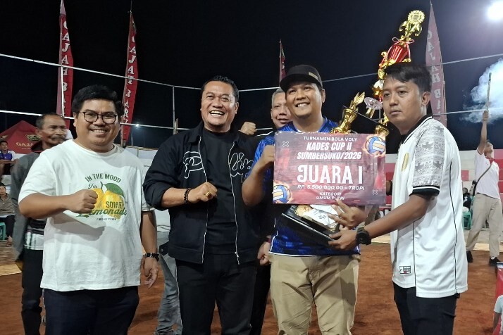 Suasana final Kades Cup Sumbersuko di Lapangan Brajamusti yang dipadati penonton