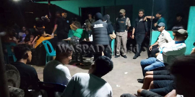 Petugas BNNK Labura melakukan tes urine terhadap pengunjung tempat hiburan malam saat Operasi Saber Bersinar 2026