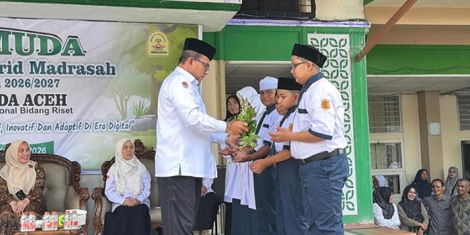 Kakanwil Kemenag Aceh Drs H Azhari MSi dan Sekda M Nasir saat meninjau Matamuda di MTsN 1 Banda Aceh