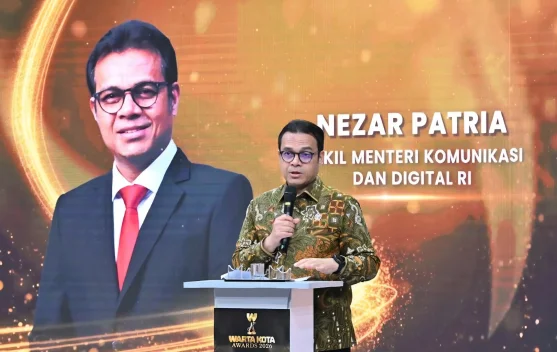 Wamenkomdigi Nezar Patria menyampaikan apresiasi kepada pemda penerima penghargaan Warta Kota Awards 2026