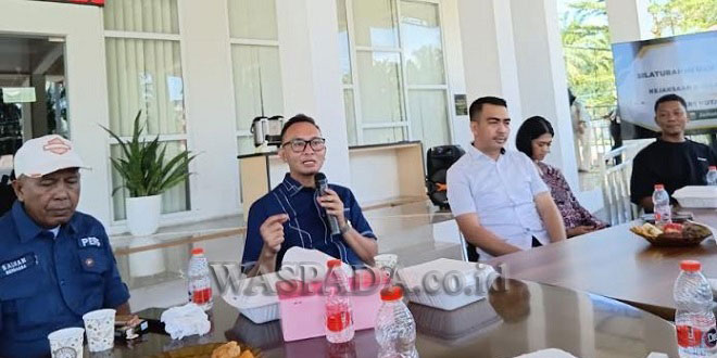 Kajari Subulussalam berbincang dengan wartawan di halaman Kejari
