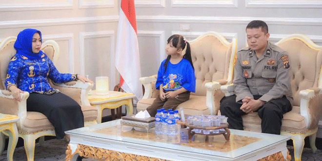 Caroline Cicilia Br Nababan disambut Bupati Labuhanbatu di ruang kerja
