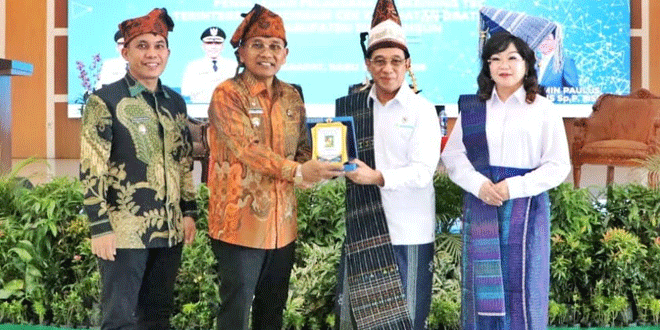 Wamenkes dan pejabat Simalungun saat peninjauan skrining TB di Parapat