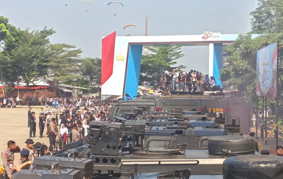 Ribuan masyarakat dan pasukan Polri pada Upacara Hari Bhayangkara ke-80 di Cikeas