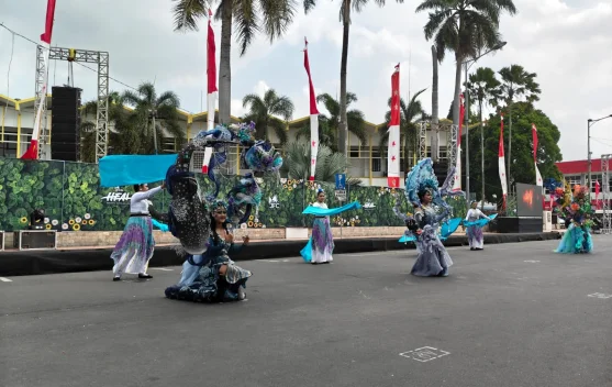 Siswa Sekolah Rakyat Jember mengenakan kostum daur ulang di JFC 2026