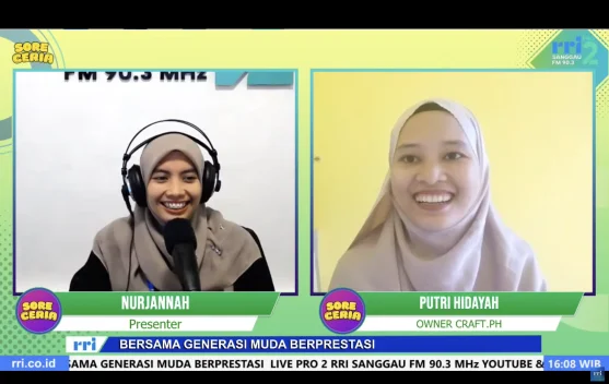 Alat merajut: benang dan hakpen ditata di meja kerja