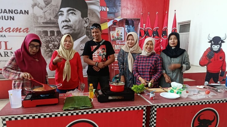 Peserta pelatihan memasak di Aula DPC PDI Perjuangan Kota Madiun sedang praktik dan liwetan