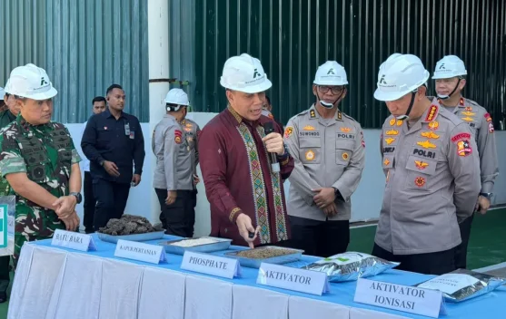 Kapolri menyerahkan 80 ton pupuk batu bara di pabrik Kampar untuk petani Riau