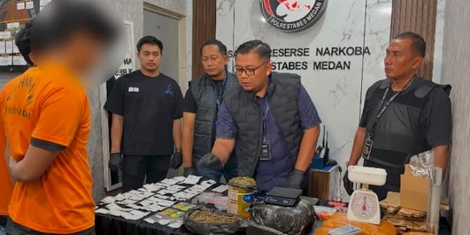Penggerebekan rumah kos yang dijadikan gudang penyimpanan narkoba di Medan Labuhan