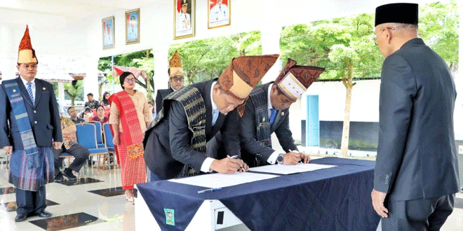 Bupati Anton Saragih melantik lima pejabat di Rumah Dinas Pamatang Raya