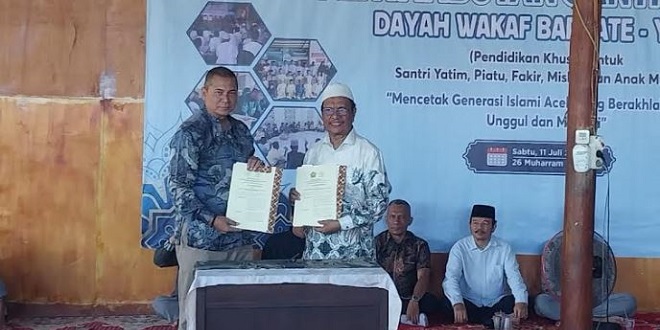 Penandatanganan kerja sama YWBIC dan FKH USK serta penyerahan bantuan pendidikan di Dayah Wakaf Barbate