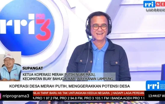 Aktivitas anggota koperasi KDMP Nuar Maju melayani pembelian kebutuhan pokok