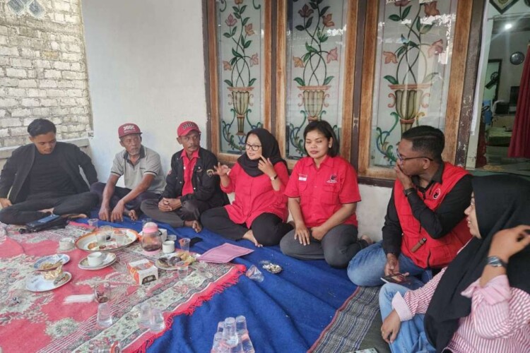 Suasana reses Erna Sujarwati bersama warga Kedungpring, Lamongan