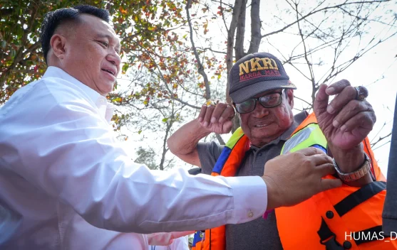 Penyerahan life jacket dan dokumen pelayaran kepada nelayan di Pantai Teluk Penyu Cilacap