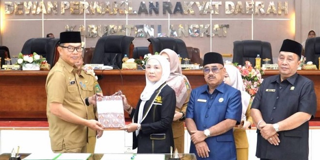 Rapat Paripurna DPRD Langkat membahas Ranperda 2026 di Stabat