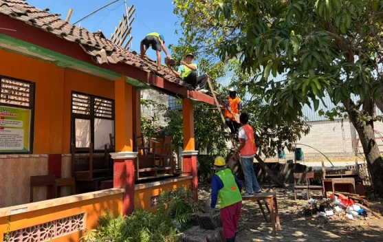 Pekerja renovasi memperbaiki gedung SDN Tanggirejo di Grobogan Jawa Tengah