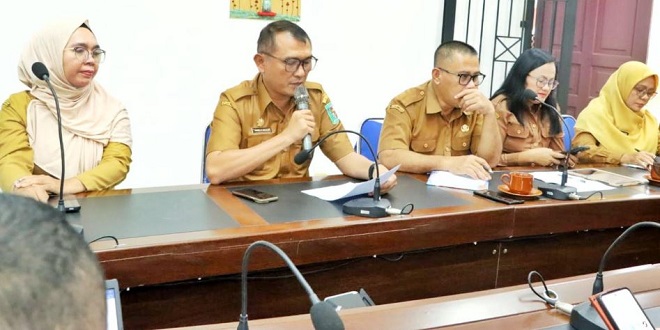Rapat pembahasan revisi RIPS di Pematang Raya, Simalungun, menghadirkan tim konsultan dan pengelola bank sampah
