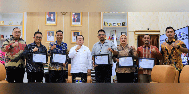 Wali Kota Wesly Silalahi menyerahkan piagam penghargaan AKIP kepada OPD