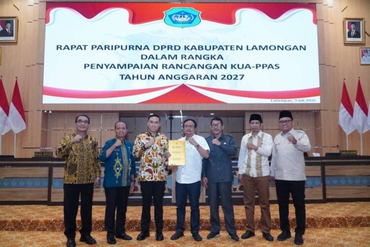 Wakil Bupati Dirham Akbar Aksara menyampaikan nota pengantar KUA-PPAS 2027 di DPRD Lamongan