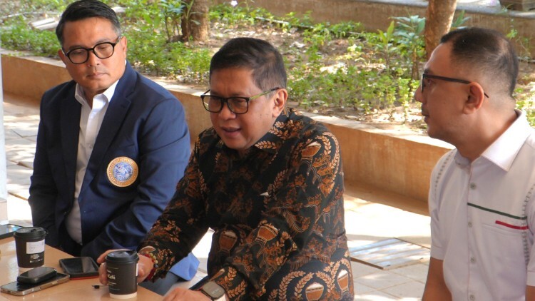 Hasto Kristiyanto berbicara di Universitas Airlangga tentang Program Makan Bergizi Gratis
