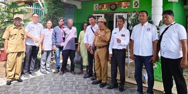Personel polisi mendampingi petugas sosial menjemput ODGJ untuk rehabilitasi