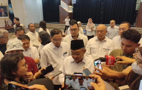 Ilustrasi sekolah dan siswa di daerah sebagai simbol program Sekolah Nasional Terintegrasi