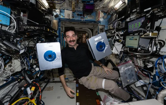 Astronaut bekerja di dalam modul Kibo Stasiun Luar Angkasa Internasional melakukan penelitian biomedis