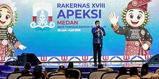 Gubernur Sumatera Utara Bobby Nasution memberi sambutan pada pembukaan Rakernas APEKSI di Medan