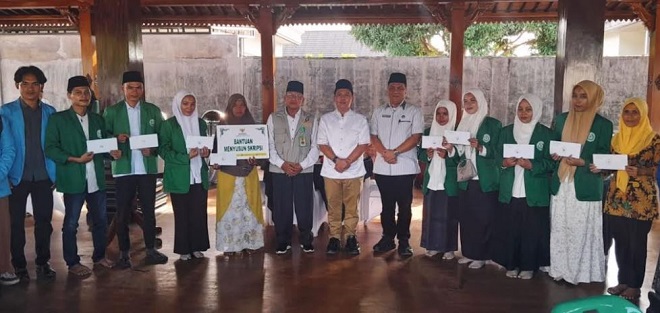 Penyerahan bantuan Baznas kepada guru tahfiz di Sibuhuan