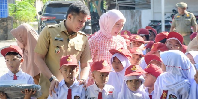 Wakil Bupati Serdang Bedagai menyerahkan bantuan perlengkapan sekolah kepada siswa terdampak banjir di Perbaungan
