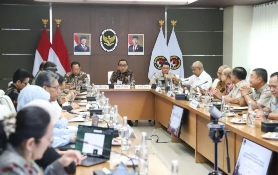 Pembangunan hunian tetap untuk korban bencana di Sumatra dengan alat berat dan pekerja bangunan